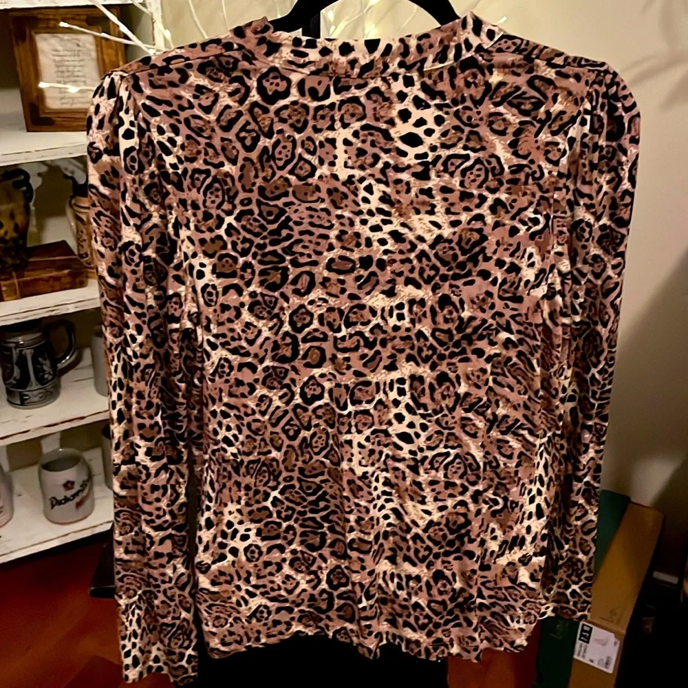 💙F&F Womens Leopard Print size 8 blouse. 96% Viscose, 4% Elastane very soft, EUC - Picture 2 of 4